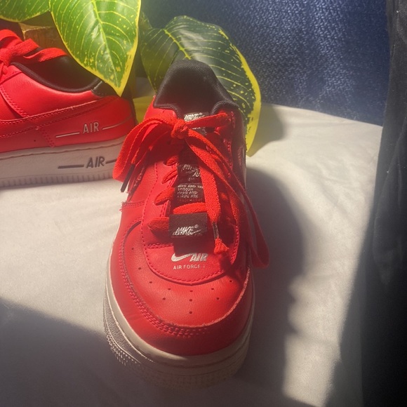 Sold Nike Air Force 1 LV8 3 CJ4092-600 size 4Y Red unisex like new condition - Picture 3 of 12